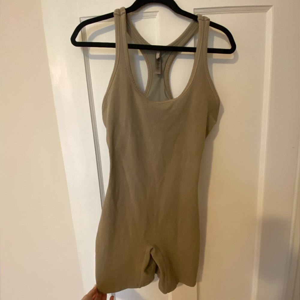 SKIMS Bodysuit- Never worn, excellent condition